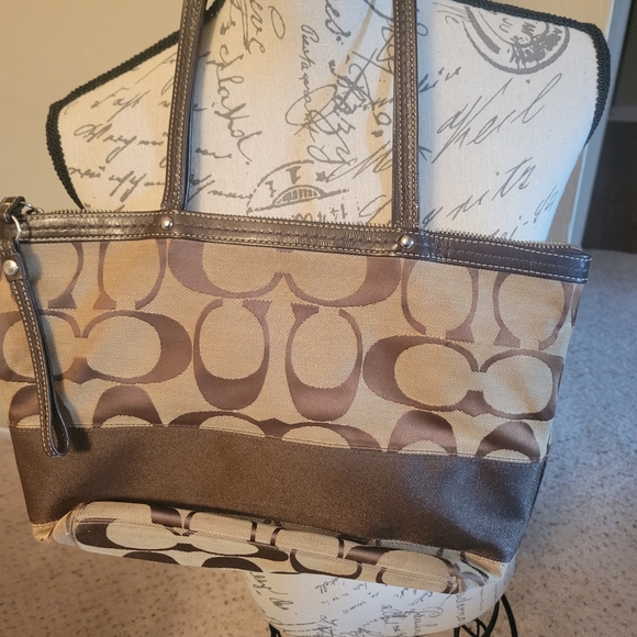 Coach authentic signature handbag - Picture 4 of 4